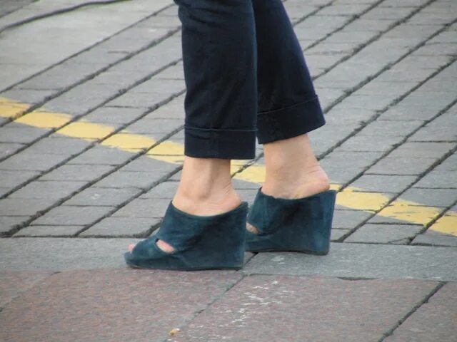 Какую обувь носили в 2007. Какую обувь носят ЦБ. Бархатная обувь которую носят москвичи. Какую обувь носят женщины в Москве-.