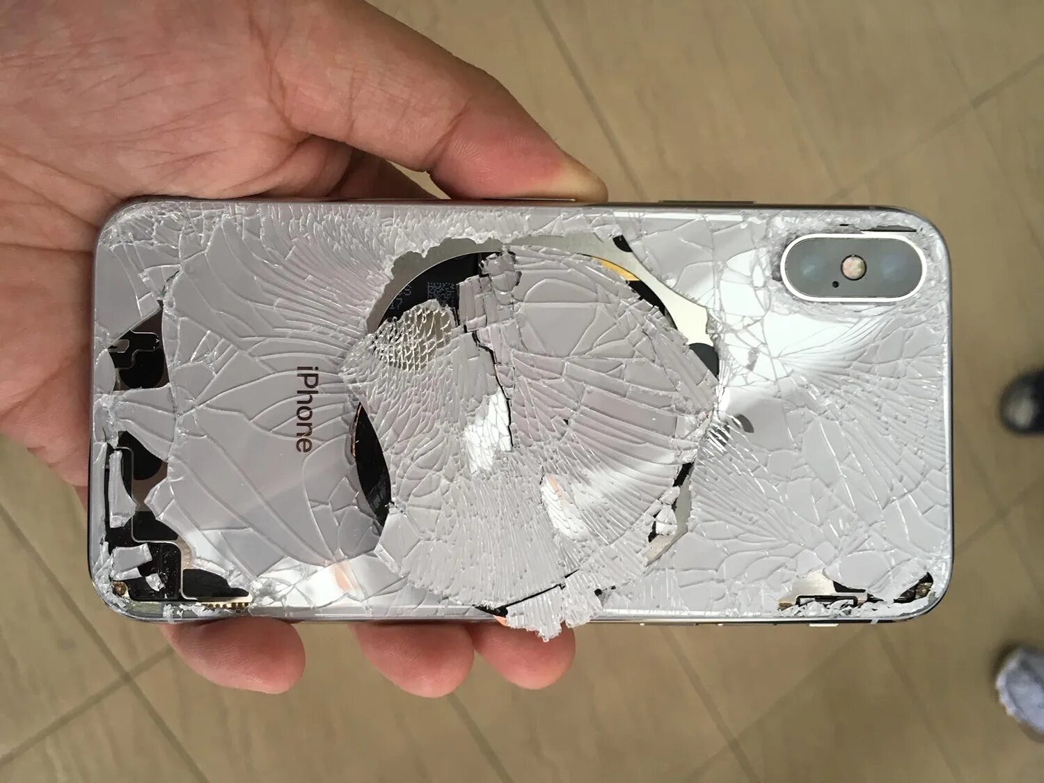 Сколько стоит разбитый. Айфон 10 XS Max разбитый. Iphone 12 Pro Max стекло разбитый. Iphone 11 Pro Max стекло. Разбитый iphone XS Max.