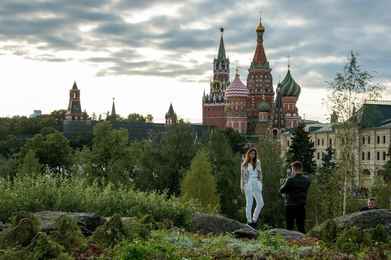 Москва летом 2019. Парк Зарядье. Кремль парк Зарядье. Парк Зарядье посетители.