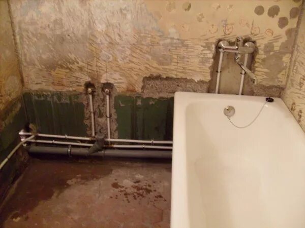 Трубы в ванной. Сантехника в ванной разводка. Трубы в ванной комнате хрущевка. Ванная с трубами. Почему прячутся в ванной