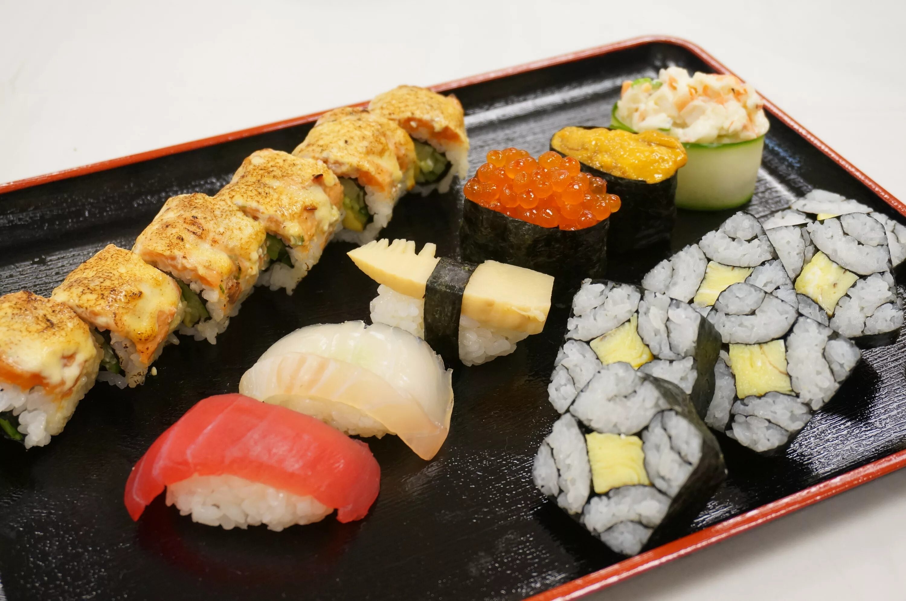 Какие суши находятся в вашей местности. Суши. Японские блюда. Японские роллы. Японская кухня роллы.
