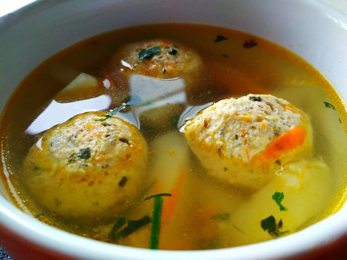 Куриный фрикадельковый суп. Суп с фрикадельками. Суп с куриными фрикадельками. Суп с фрикадельками и грибами.