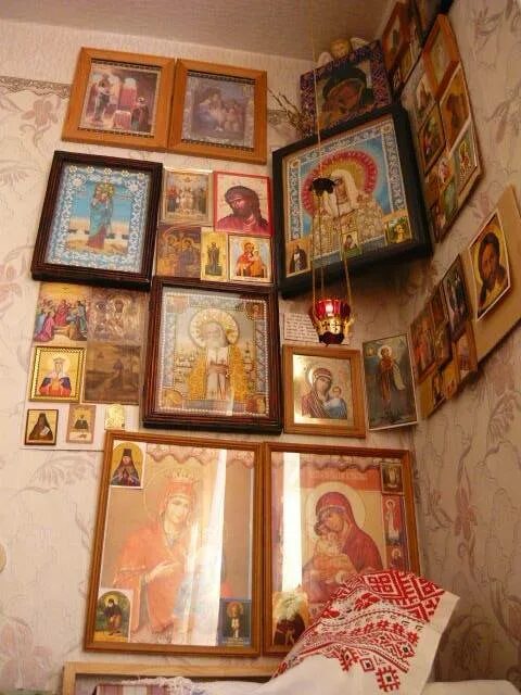 Где правильно ставить иконы. Православные иконы в доме. много икон в доме. иконы на стене. иконы на стене в квартире.