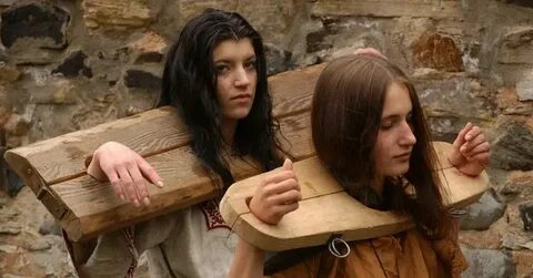 Подруга пытает девушку