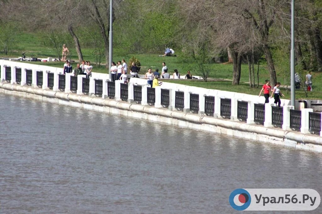 Уровень воды в урале 10. Набережная реки Урал Оренбург. Река Урал в 1988 году в Оренбурге. Оронбург наводнение Урал. Урал река Оренбург 1990.