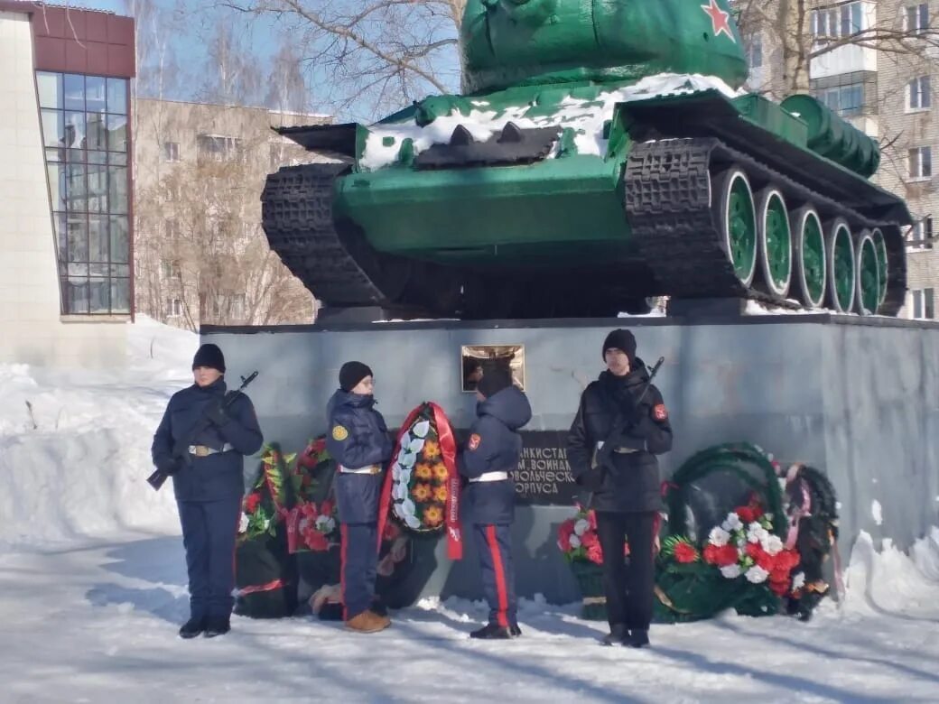 Вестник чернушка в контакте подслушано. Памятник танкистам. Военные памятники. Памятник Уральскому добровольческому танковому корпусу. Памятник 72 Ижорского батальона.