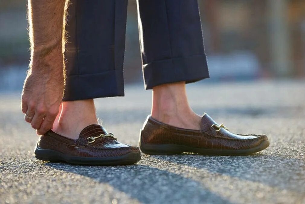 Человек надевает обувь. Мокасины мужские на ноге. Лоферы с носками мужские. Туфли мужские без носков. Мужская обувь на босую ногу.