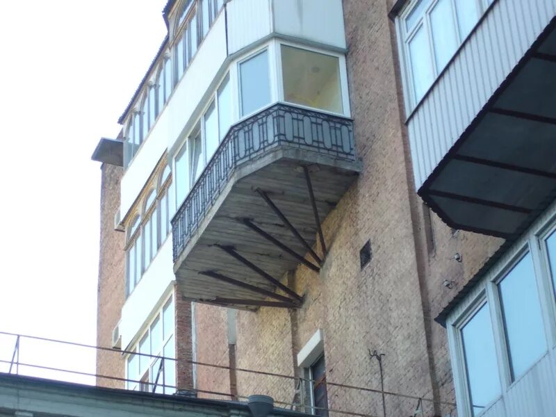 Навесной балкон. Пристроенные балконы. Подвесной балкон. Пристройка балкона.