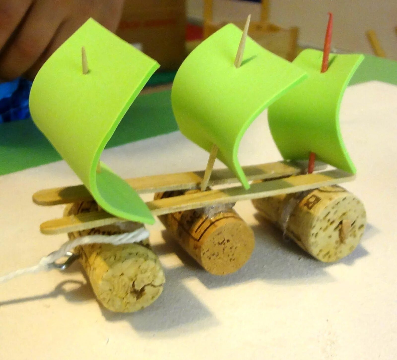 Поделка в сад робот. Поделка из пластиковой бутылки. Поделки из бросового материала. Поделки из бросового материала вертолет. Изобретения своими руками для детей.