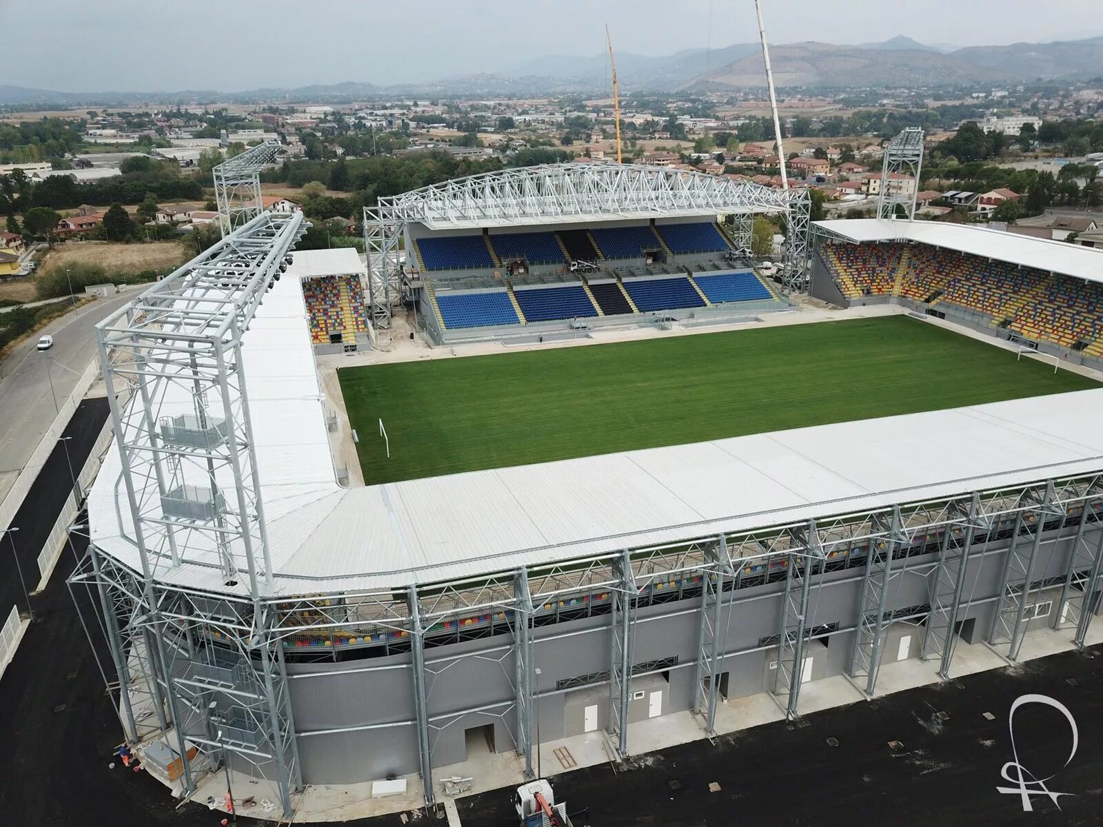 Стадионы италии. Benito Stirpe Stadium. Бергамо Италия стадион. Атлети Адзурри д’Италия. Стадион в Италии квадратный.