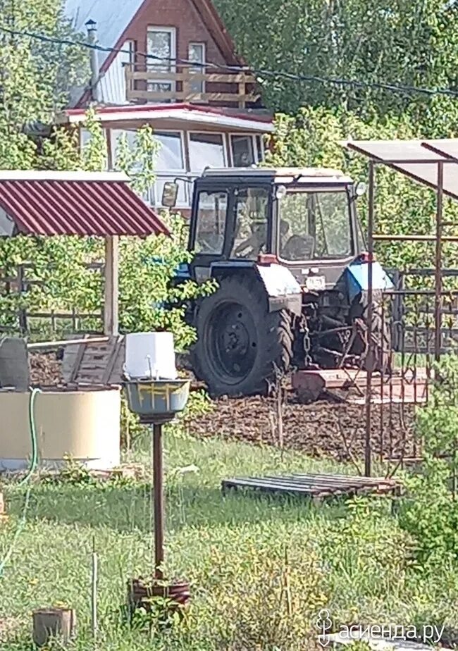 Соседним огороде. Пахать землю на соседнем огороде.