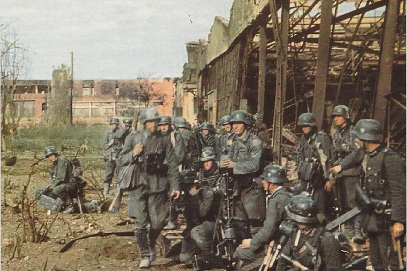 Солдаты вермахта в Сталинграде. Штурмовая группа 1942 Сталинград. Немецкие солдаты в Сталинграде.