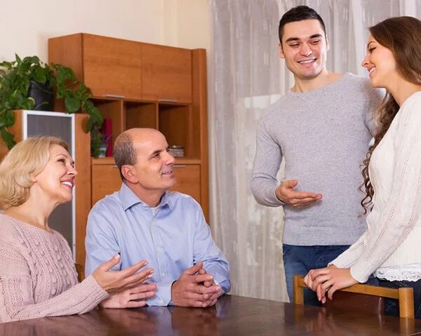 Молодой человек и родители. Встреча с родителями парня. Встреча с родителями невесты. Встреча с родителями. Знакомит с родителями.