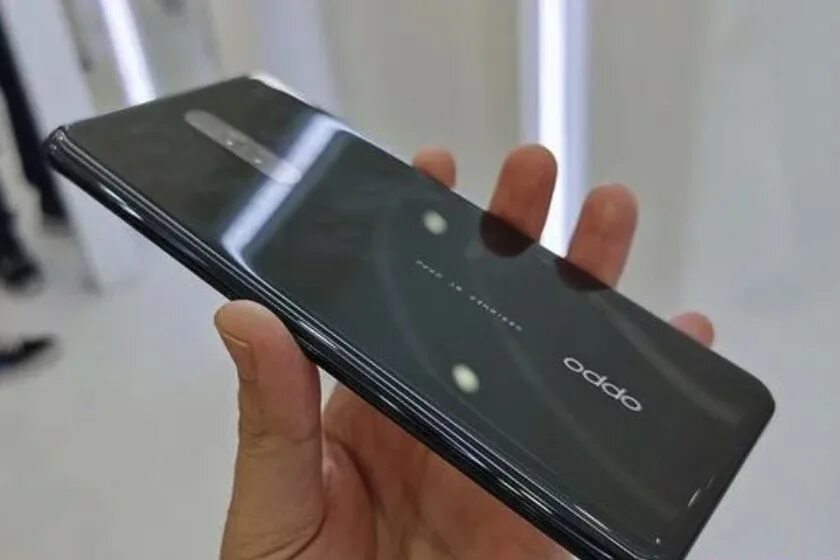 Oppo с выдвижной камерой 2020. Oppo с металлическим корпусом 2 камеры. Смартфон без камеры в экране 2022. Смартфон с подэкранной камерой. Экран без вырезов