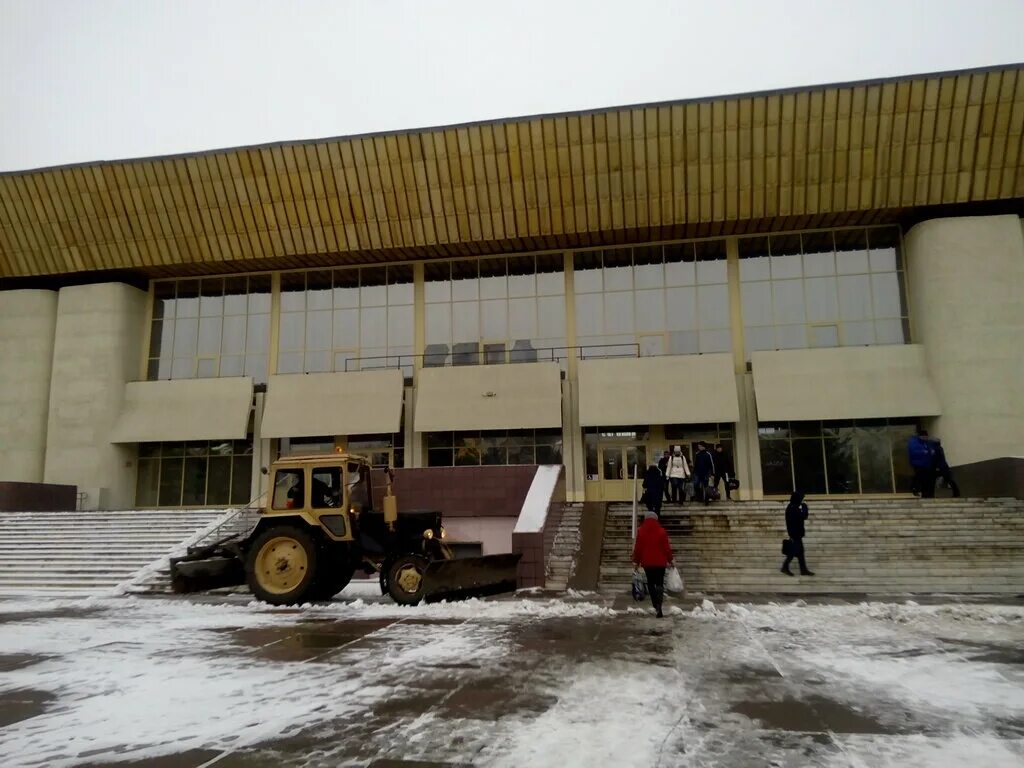 Омский автовокзал купить. Автовокзал Омск. Старый автовокзал Омск. Автовокзал Омск платформы. Автовокзал Омск картинки.