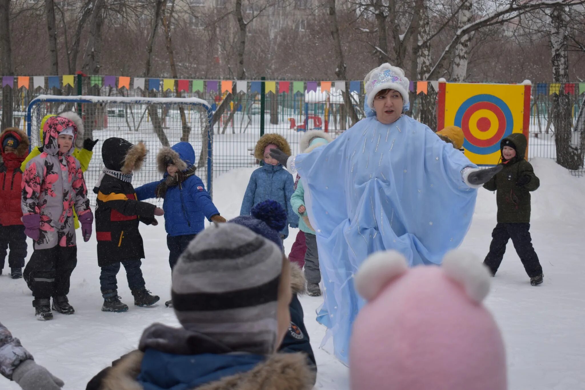 масленица на улице в детском саду. праздник масленица в детском саду. украшения к масленице для детей. праздник масленица в детском саду. масленица в детском саду.