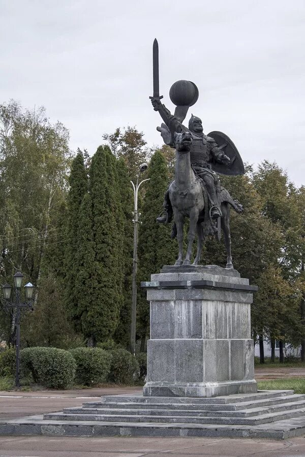 Памятник игорю слово о полку игореве. Новгород-Северский памятник князю Игорю. Памятник князю Игорю в Новгород-Северском.