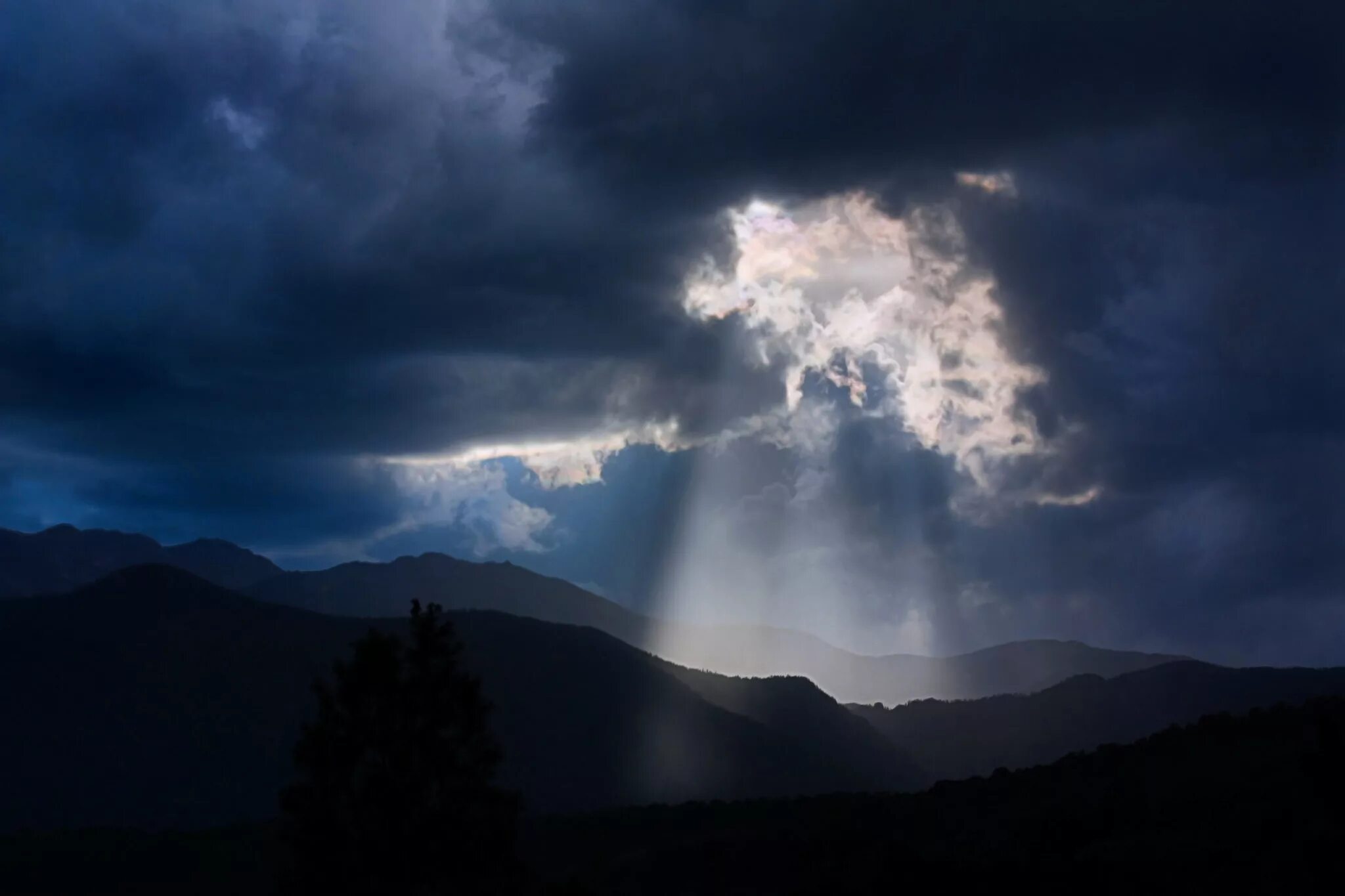 тучка в горах. красивый закат в горах. горы с высоты птичьего полета. солнце сквозь тучи. горы сквозь облака.