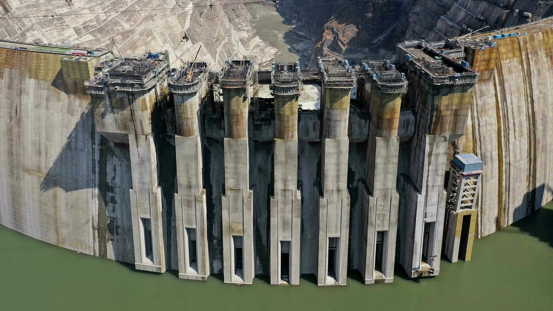 Плотина в китае. Плотина Байхэтань. ГЭС Байхэтань в Китае. Гидроэлектростанция Байхэтань. Три ущелья ГЭС Янцзы.