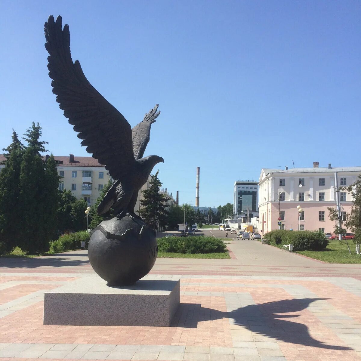 Д с г орла. Г орел памятники орла. памятник орлу в орле. жд вокзал орёл.орел памятник. орел на вокзале в орле.