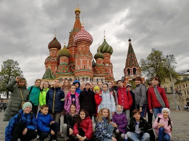 Звучит Москва. Москва 2004 год. Москва днем. Разноцветный ансамбль в Москве рядом с метро. Включи 3 32