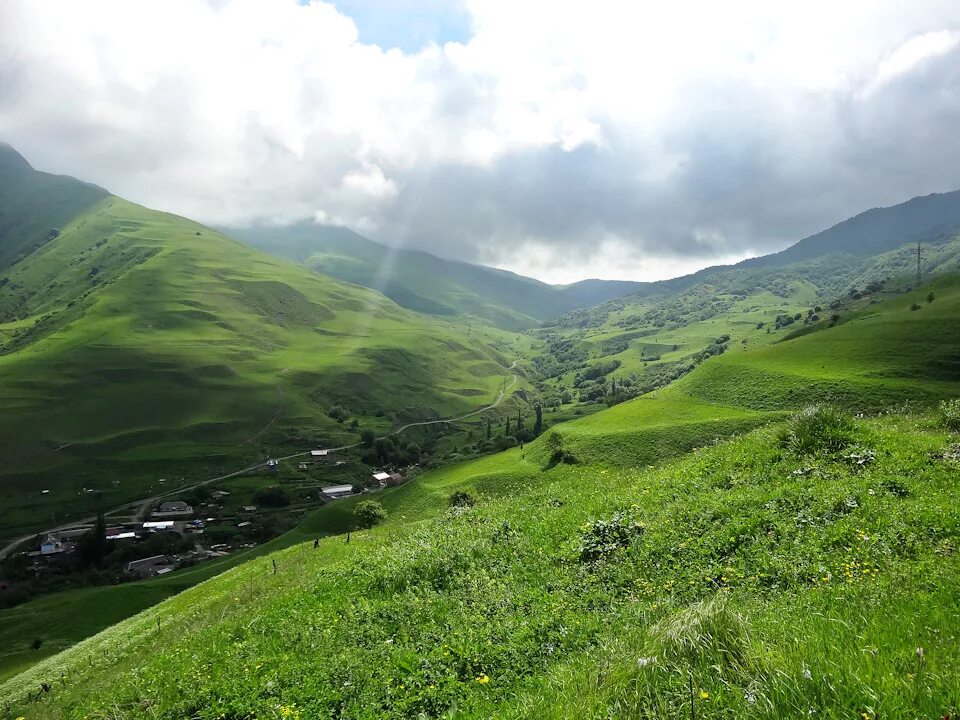 Северная осетия алания фиагдонское ущелье. Фиагдоне. Поселок верхний фиагдон северная осетия. Цымыти фиагдон. Горы фиагдон.