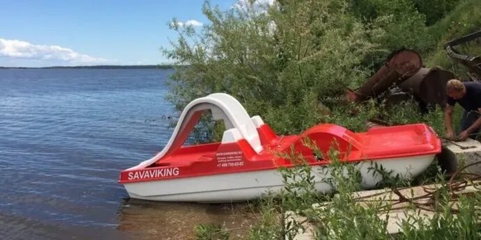Утонул катамаран. Катамаран утонул. затонувший катамаран. катамаран тонет.
