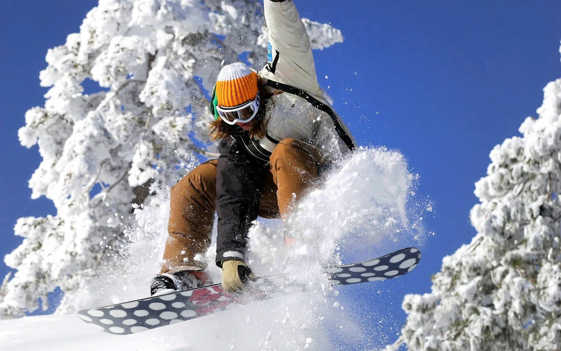 Snowboarding sport. Зимние виды спорта. Спорт зимой. Сноуборд. Девушка на сноуборде.