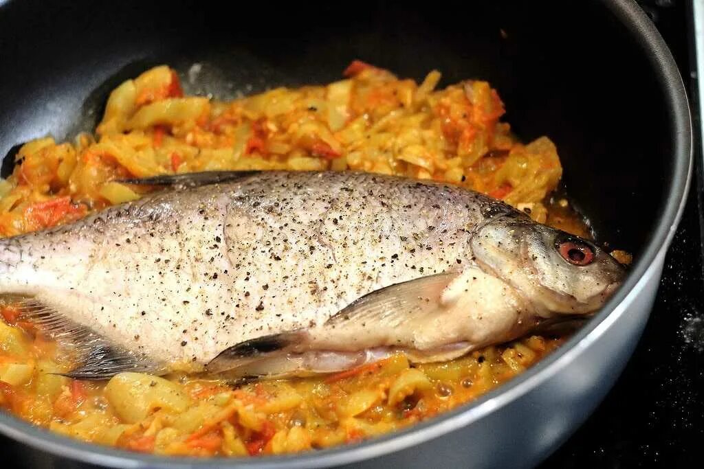 Как запечь леща в духовке целиком вкусно. Лещ в духовке. лещ запеченный с овощами. лещ запеченный в духовке. рыба лещ запеченная в духовке.