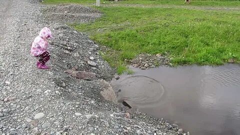 Камень бросают в глубокое