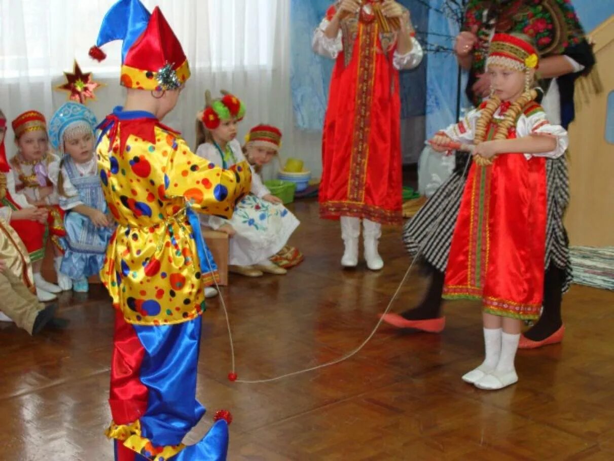 Коляда колядки святки. Колядки для детей в детском саду. Фольклорный праздник в детском саду. Колядки на рождество в детском саду. Коляда, мехоноша.