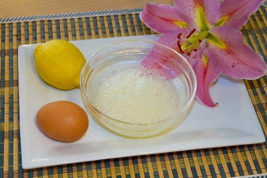 Яичный белок. Яичный белок с лимонным соком. Яйцо в лимонном соке. Желток и лимон. Яичный белок для лица.