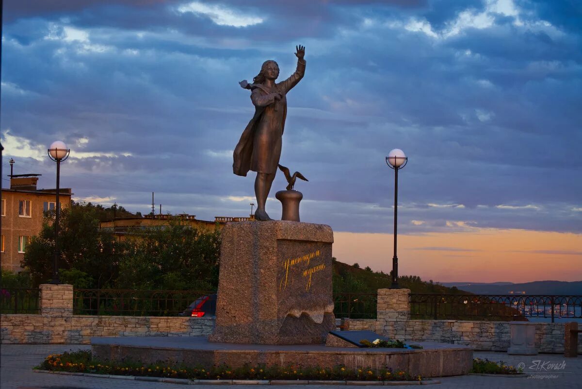 Амирчик мурманск. Мурманск памятники достопримечательности. Памятник умеющим ждать в Мурманске. Город Мурманск памятник ждущей. Ждущая достопримечательности Мурманска.