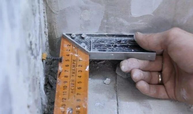 Как сделать стены 90 градусов штукатуркой. Штукатурный уголок 90 градусов. угол 90 градусов по маякам. угольник для штукатурки откосов. внутренний уголок для штукатурки.