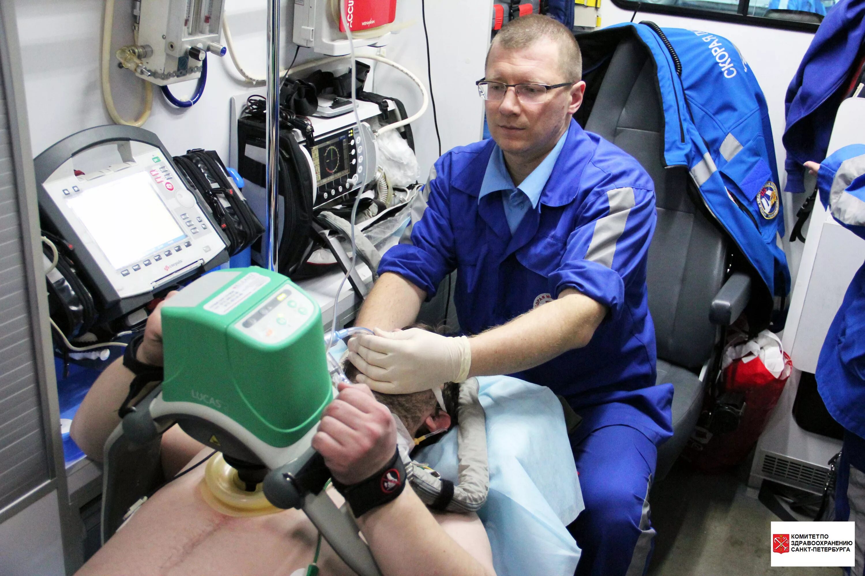 бесплатная медицинская помощь в санкт петербурге. радищева 39 петербургская неотложка. бригада скорой помощи. машина скорой помощи санкт петербург. бесплатная медицинская помощь в санкт петербурге.