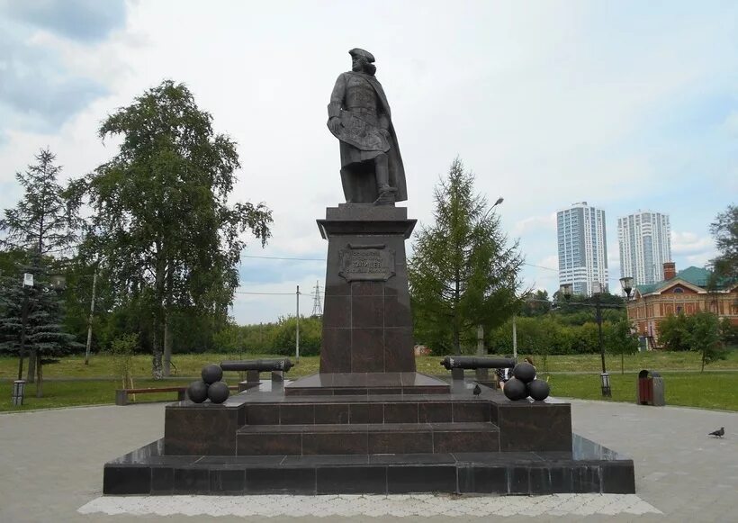 Памятник граля пермь. Памятники культуры пермского края. Исторический памятник перми. Соборная площадь пермь. Татищев памятник в перми.