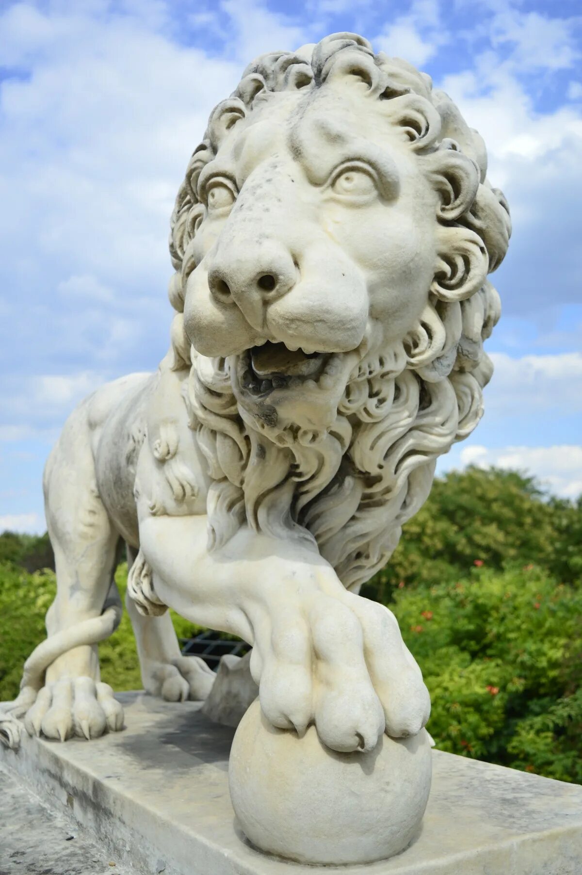 Статуя львов. Статуя Льва. Скульптура Льва Буджикова. Ацтецкий Лев скульптура. Каменные статуи Львов Геншин.