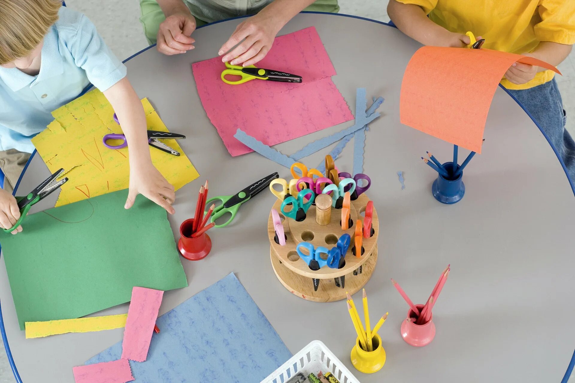 Делаем аппликацию. Как сделать детского работа. Дети творчество. Дети делают роспись. Творческий ручной труд ребенка.