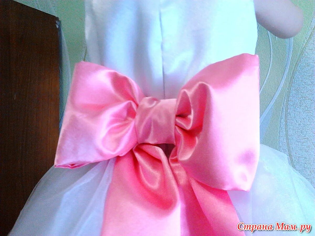 Объемный бант из ткани. Бант из ткани. Бантик из ткани на платье. Юбка с поясом завязывающимся на бант. Большой бант из ткани.