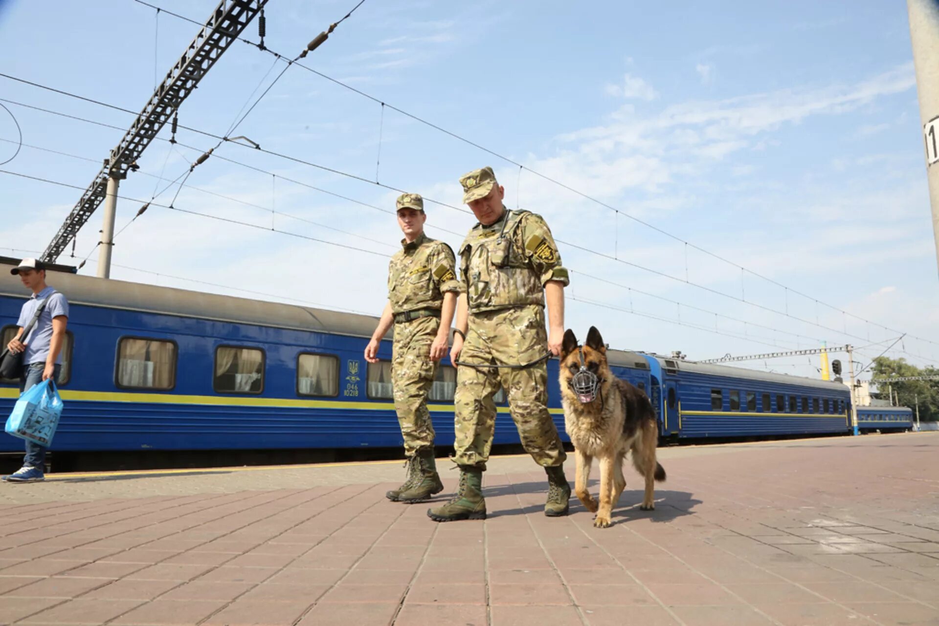 Охрана жд транспорта. Охрана ЖДТ России. Стрелок ФГП во ЖДТ России. Охрана ВОХР РЖД. День ведомственной охраны железнодорожного транспорта России.