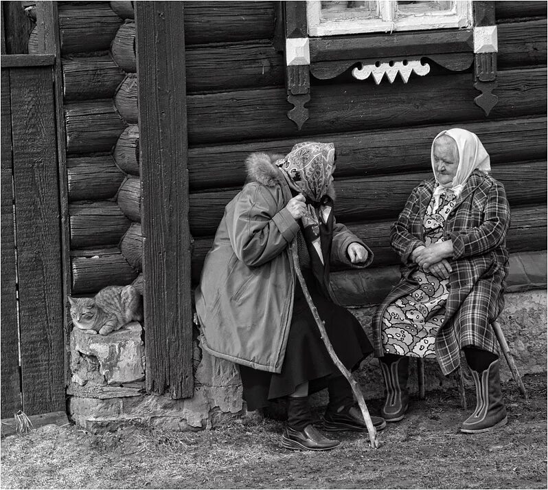 Разговор старой. Старушки на лавочке в деревне. Бабушки на скамейке в деревне. Бабушка дома. Бабушка на завалинке.