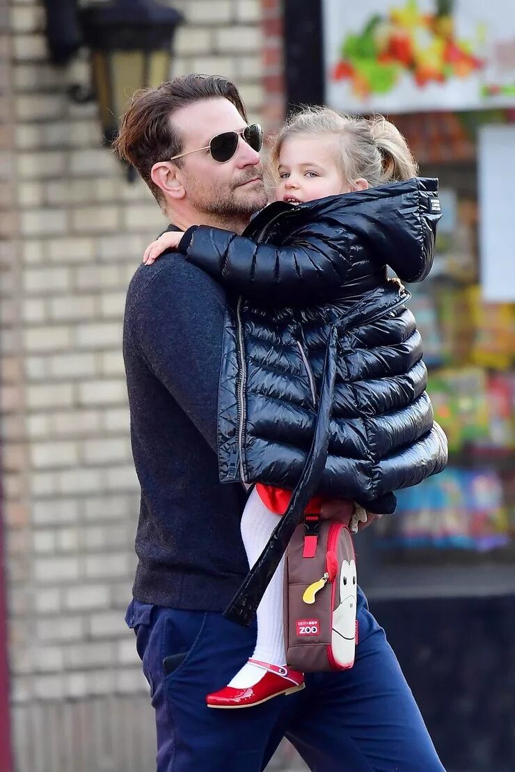 дочка брэдли купера фото. брэдли купер дети. дочка брэдли купера фото. сын брэдли купера. брэдли купер с дочкой 2022.