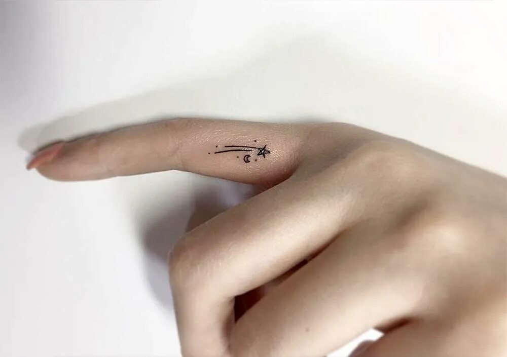 Парные тату тонкие. Маленькие незаметные тату. Маленький незаметный. Маленькие тату в незаметных местах. Мини тату для девушек.
