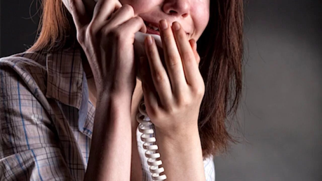 девушка плачет в профиль. плачь девушки с разговорами. расстроенная девушка с телефоном. женщина разговаривает по телефону. плачь девушки с разговорами.