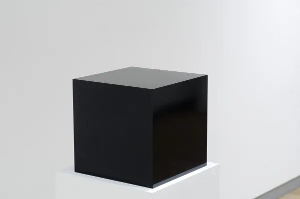 Черный куб. Плоский куб. Арт темный куб. Куб с прямоугольным вырезом. Object box