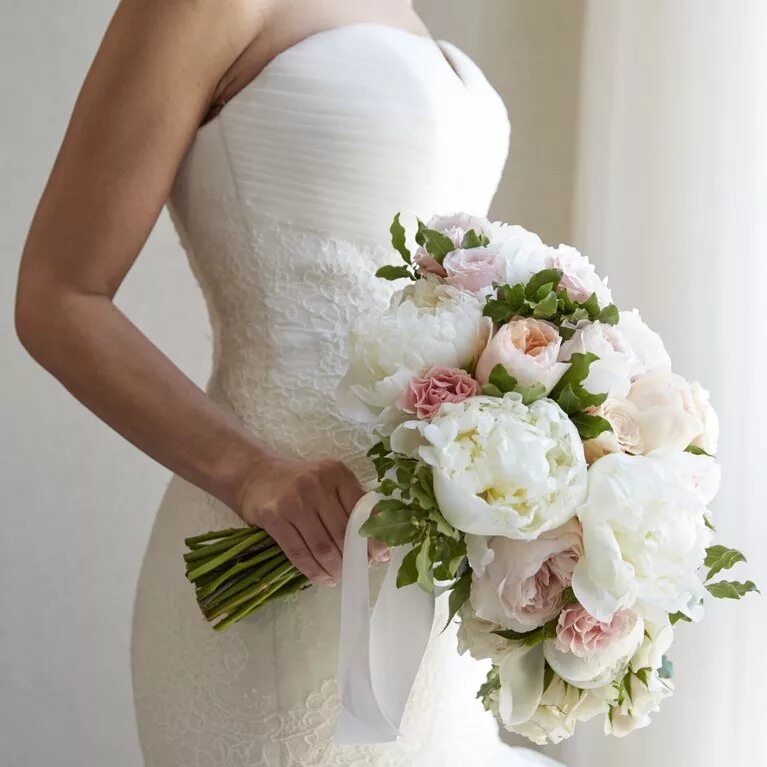 Bride’s bouquet – букет невесты. Будет невесты на свадьбу. Свадебный букет под атласное платье. Свадебный букет. Букет невесты гипсофила.