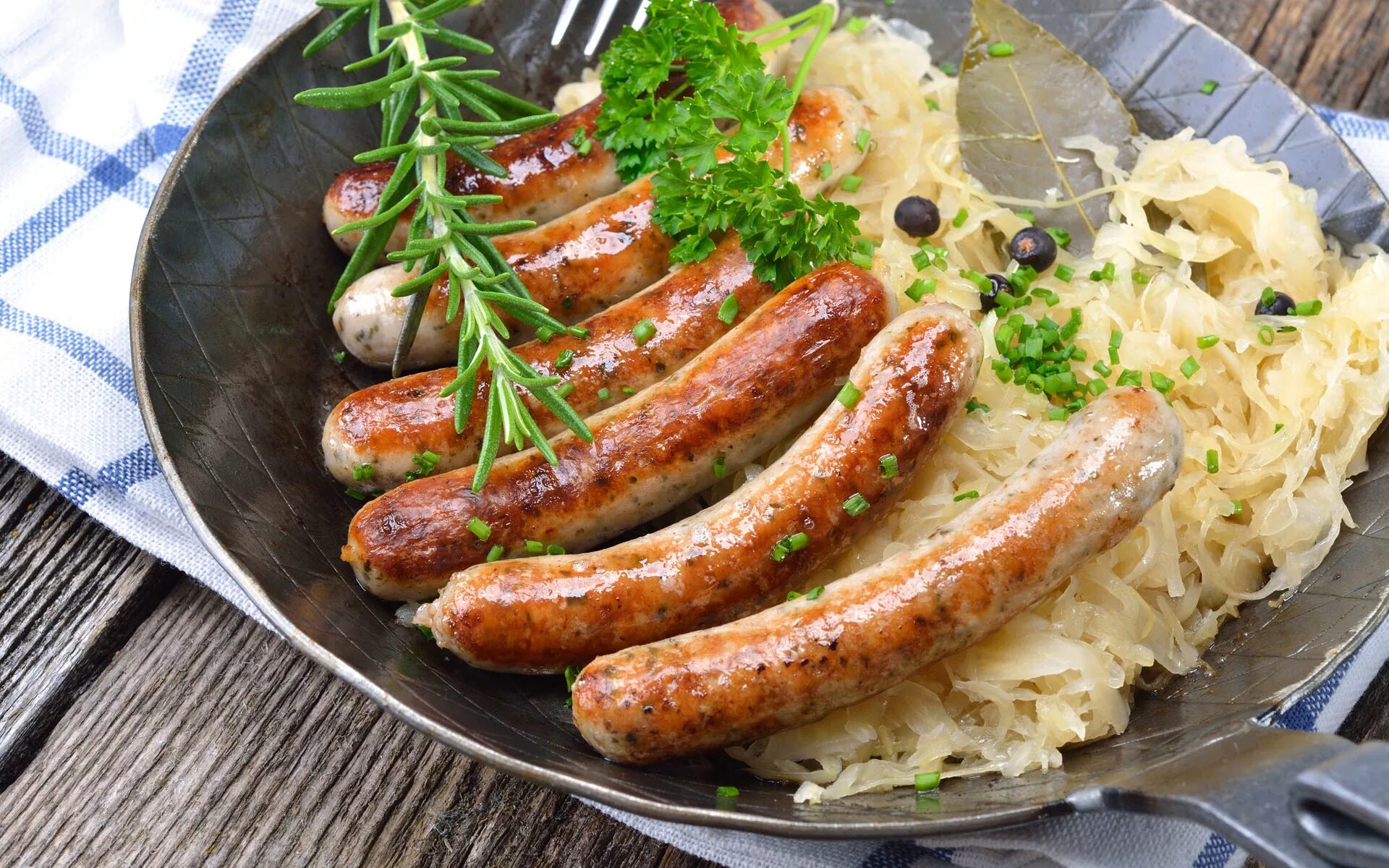 Блюда с колбасками. Братвурст (Bratwurst).. Сосиски братвурст. Колбаса братвурст Германия. Баварские колбаски с капустой.