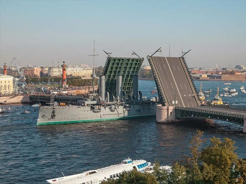 Дворцовый разводной мост в Санкт-Петербурге. Дворцовый мост в Санкт-Петербурге днем.