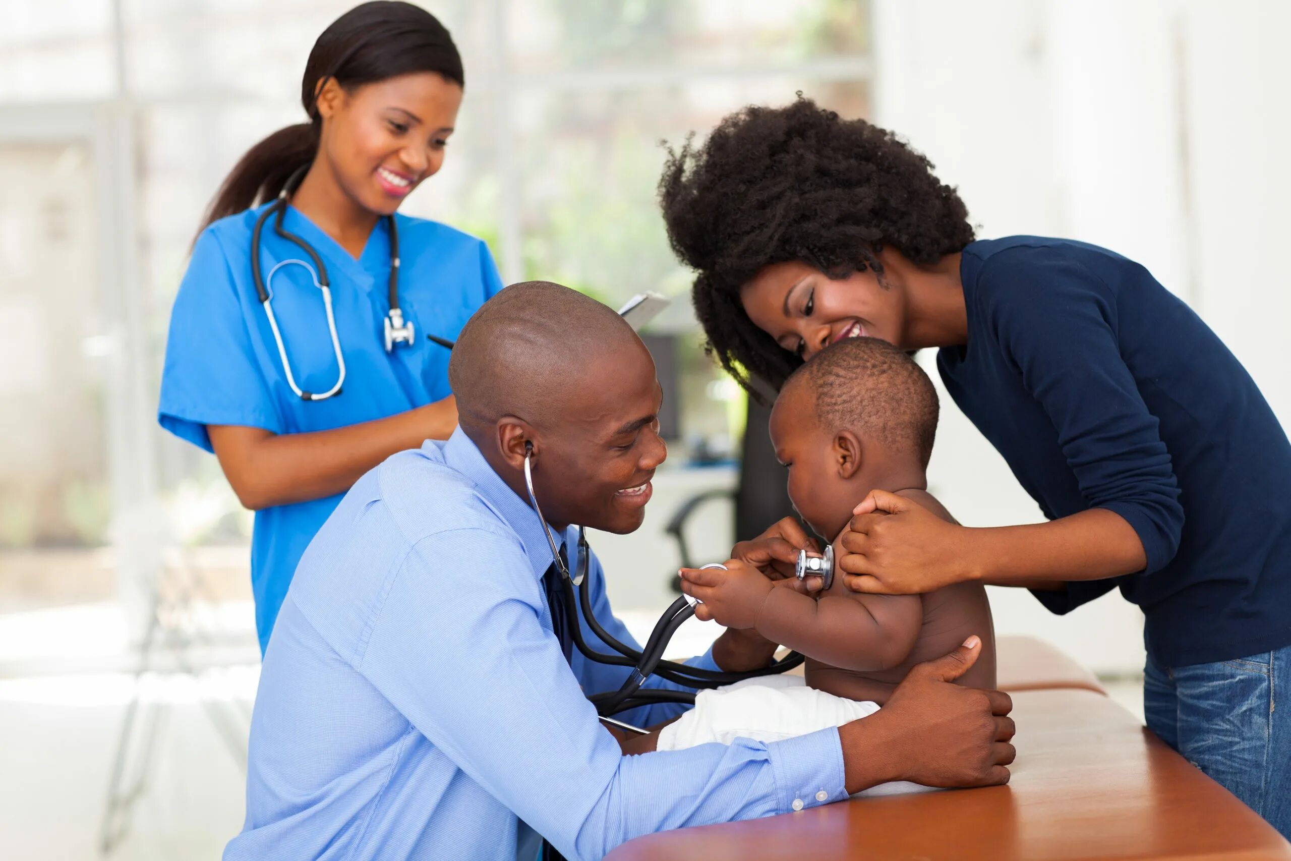 Африканский врач. Семья медицина. Темнокожая доктор