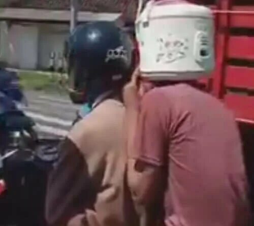 Шлем пассажир мопед. Мотоциклист в шлеме. Мотоцикл для детей. Шлем для езды на скутере. Мотоциклист надел шлем или одел.